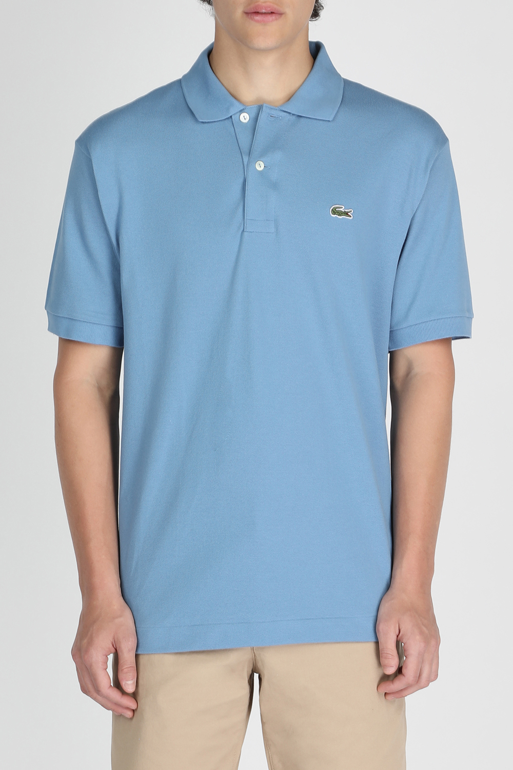 תמונת דוגמן קידמית של חולצת פולו בגוון כחול LACOSTE