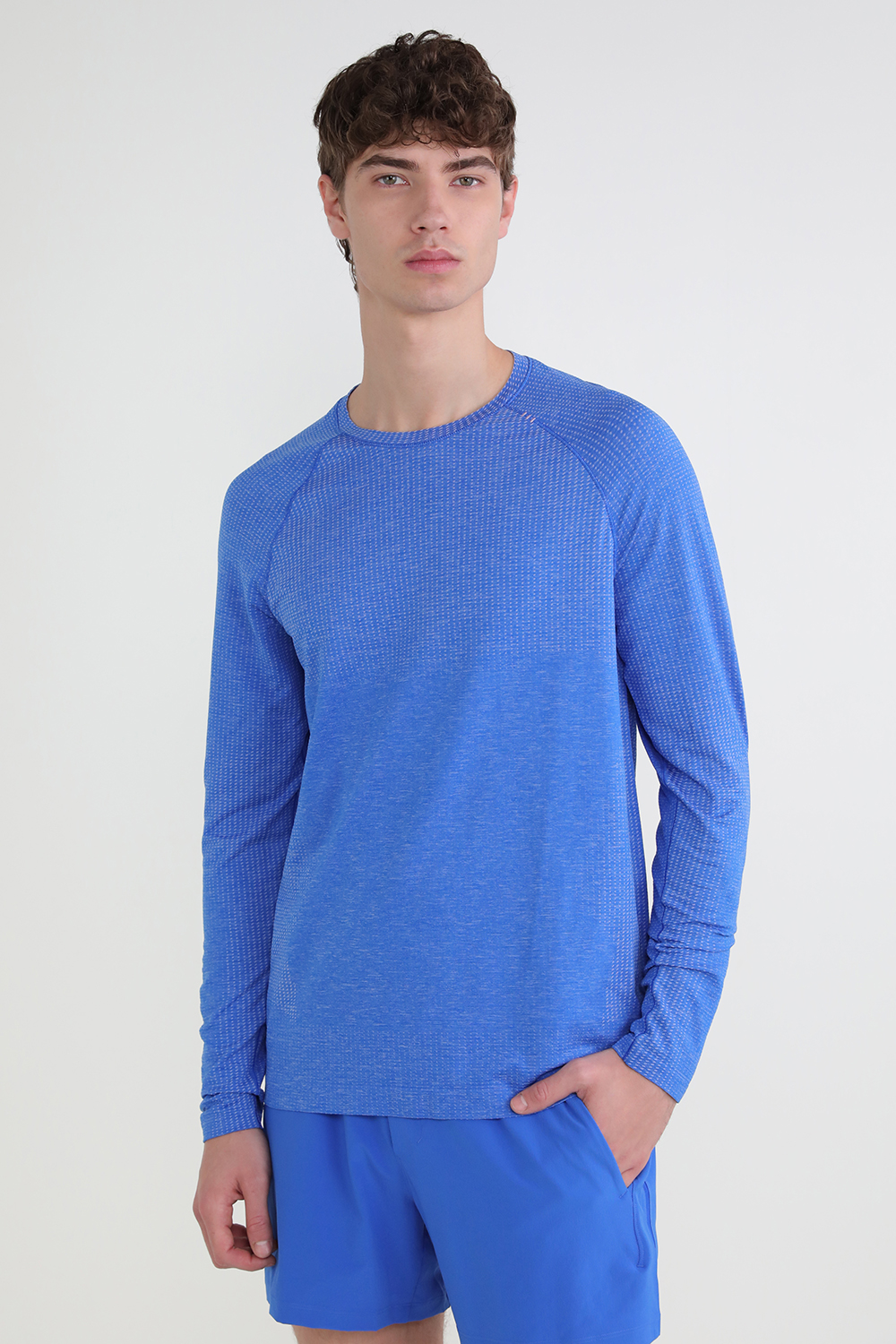 תמונת דוגמן קידמית של Metal Vent Tech Long-Sleeve Shirt