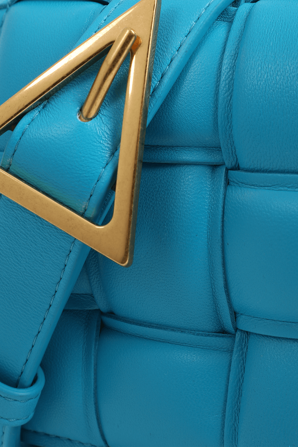 תמונת תקריב של תיק צד קאסטה מעור BOTTEGA VENETA