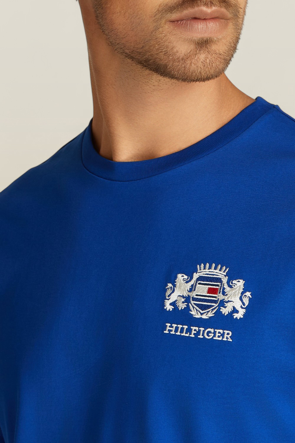 תמונת תקריב דוגמן של חולצת טי TOMMY HILFIGER