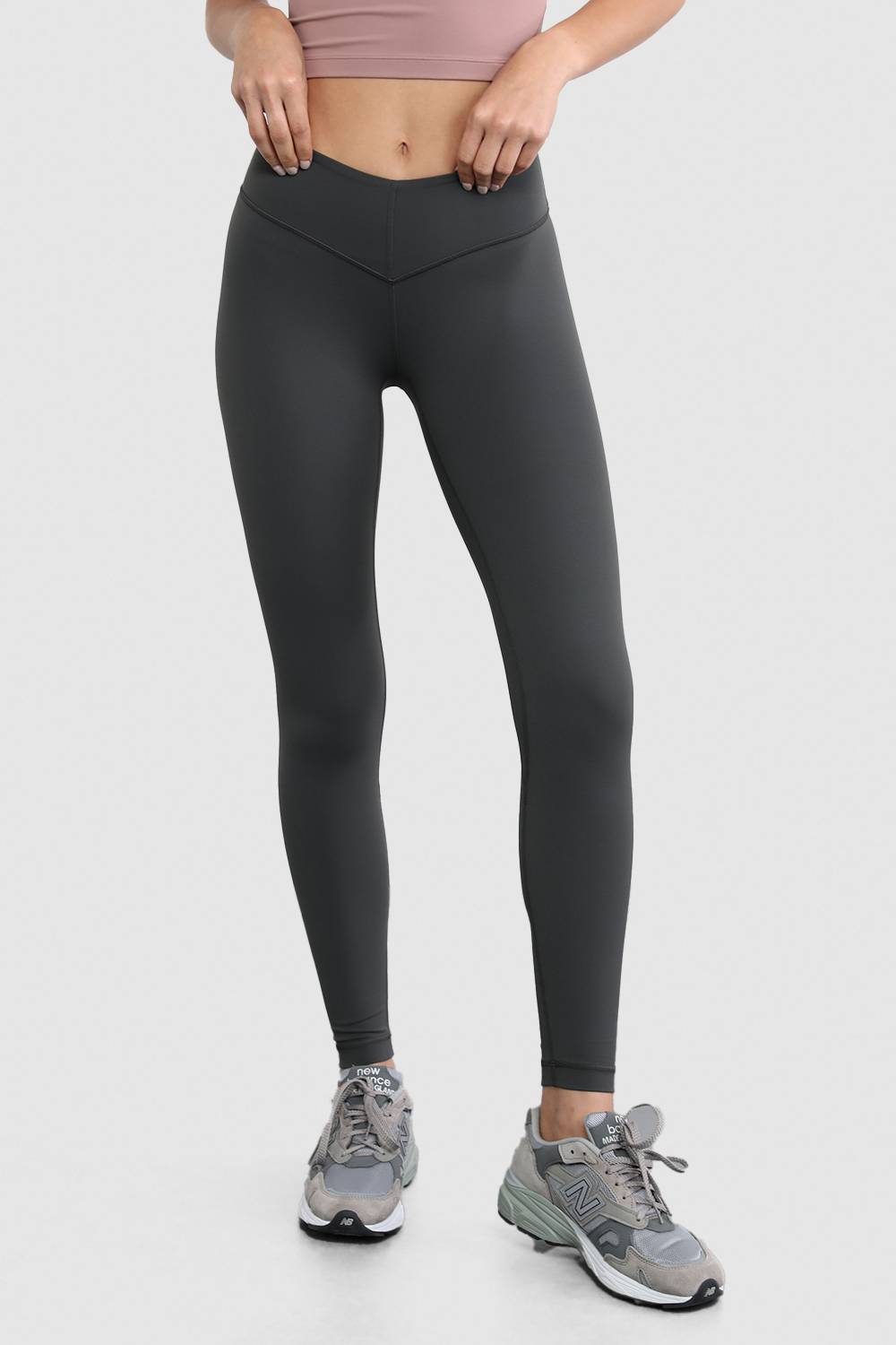 תמונת דוגמן קידמית של Align™ V-Waist Pant 25