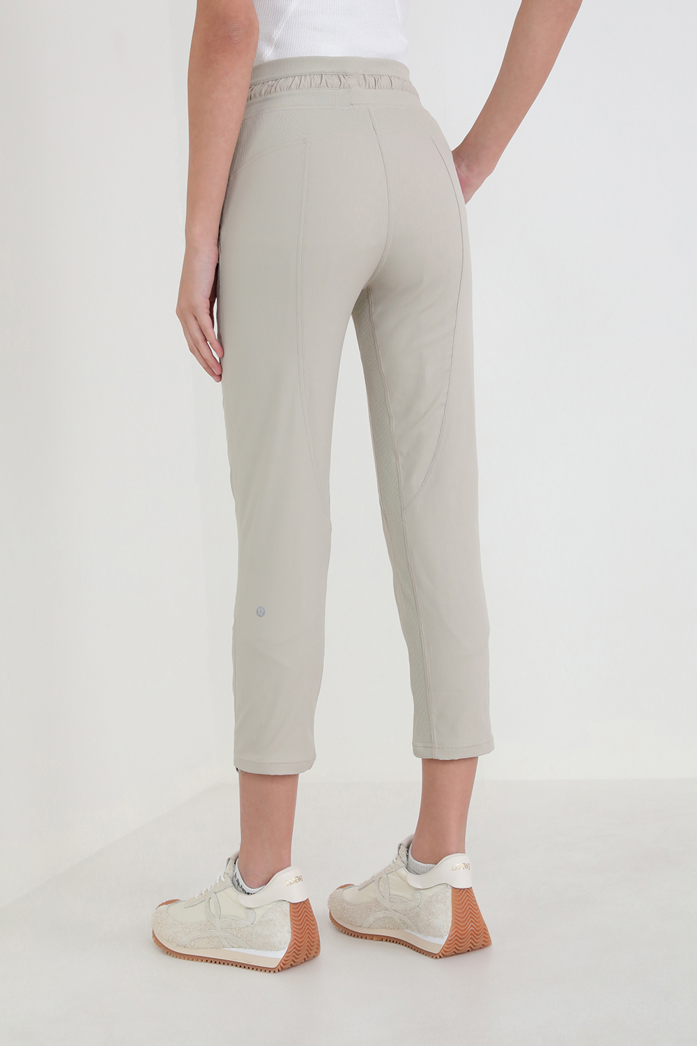 תמונת דוגמן אחורית של Dance Studio Mid-Rise Crop Jogger LULULEMON