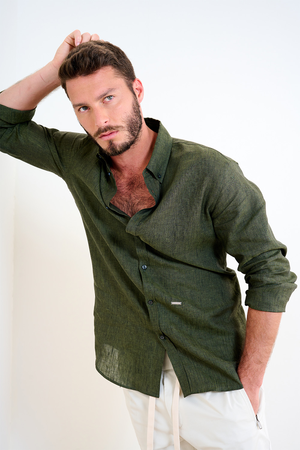 תמונת אווירה של חולצה מכופתרת מפשתן DSQUARED2