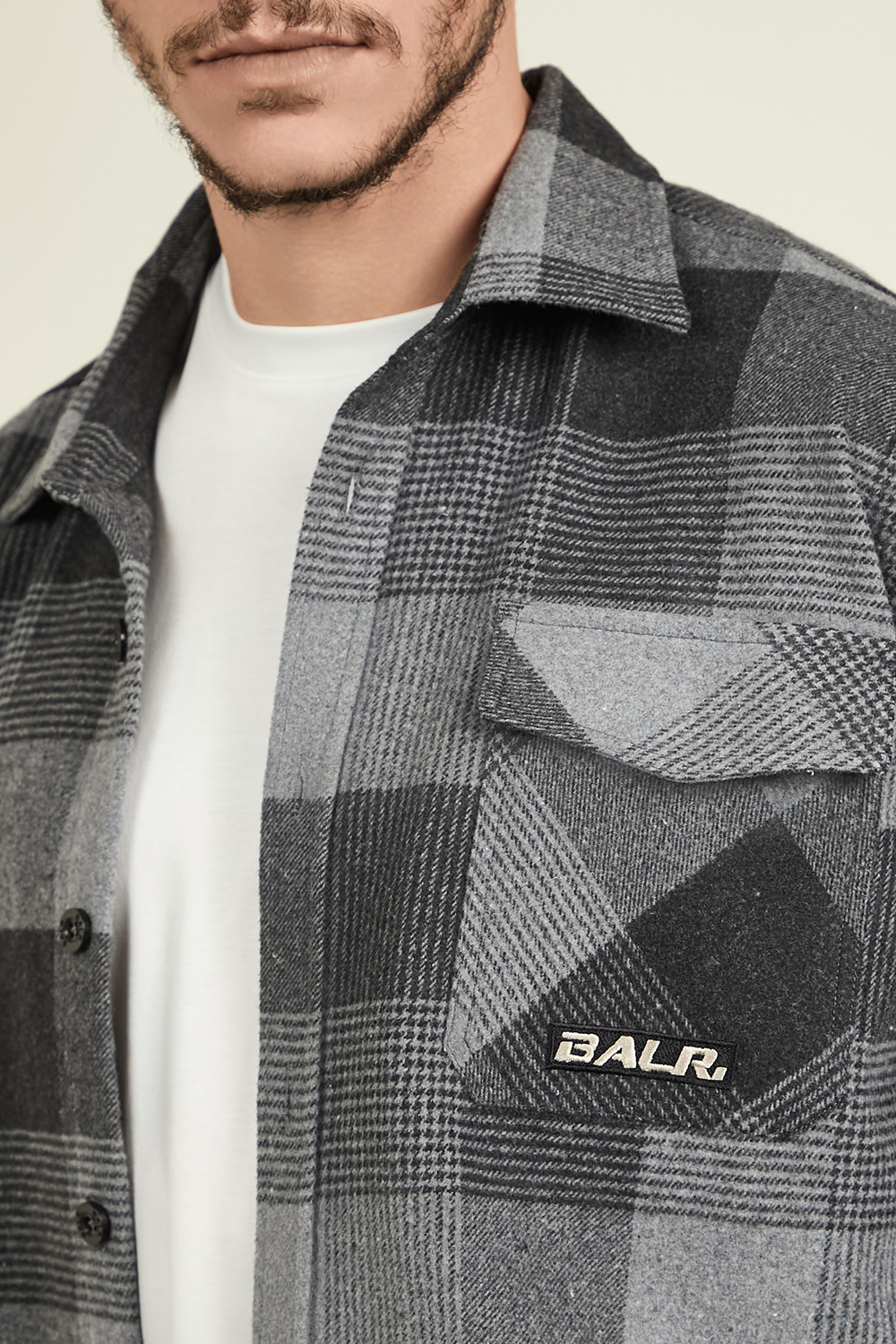 תמונת תקריב דוגמן של חולצת ז'קט פלאנל BALR