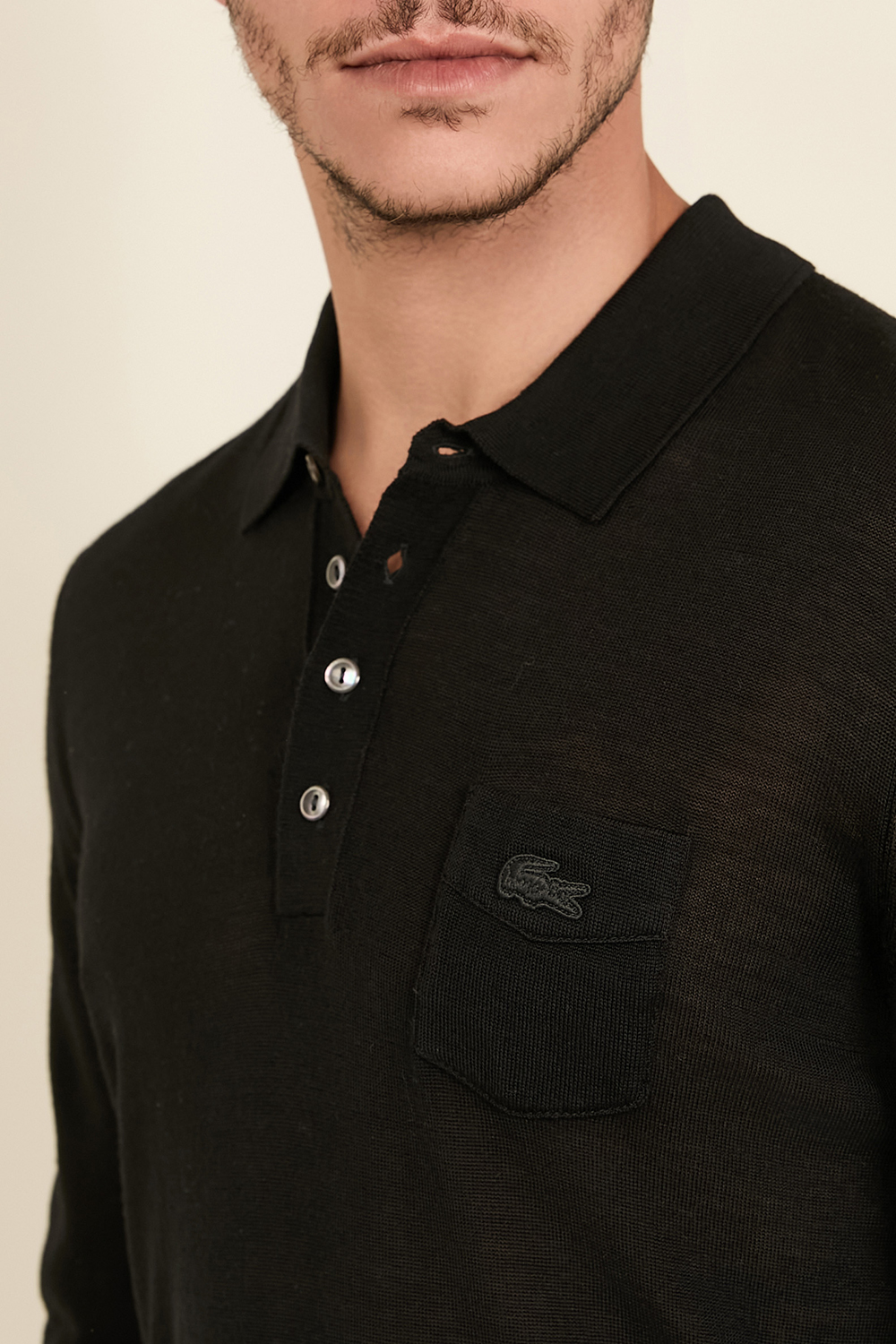 תמונת תקריב דוגמן של סריג פולו מצמר LACOSTE