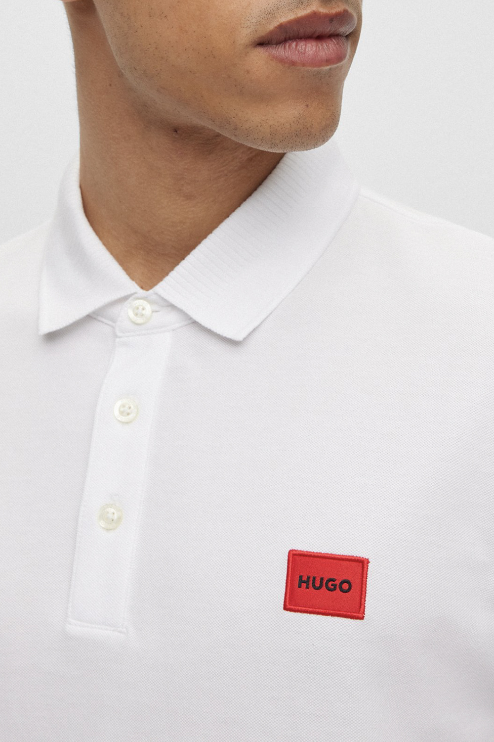 תמונת תקריב דוגמן של חולצת פולו קצרה HUGO