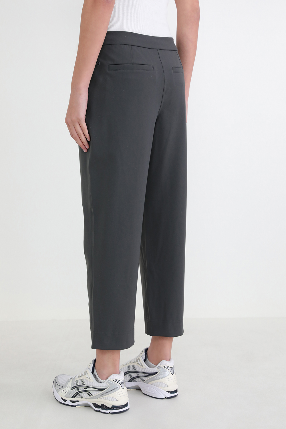 תמונת דוגמן אחורית של Tapered-Leg Mid-Rise Pant Luxtreme LULULEMON