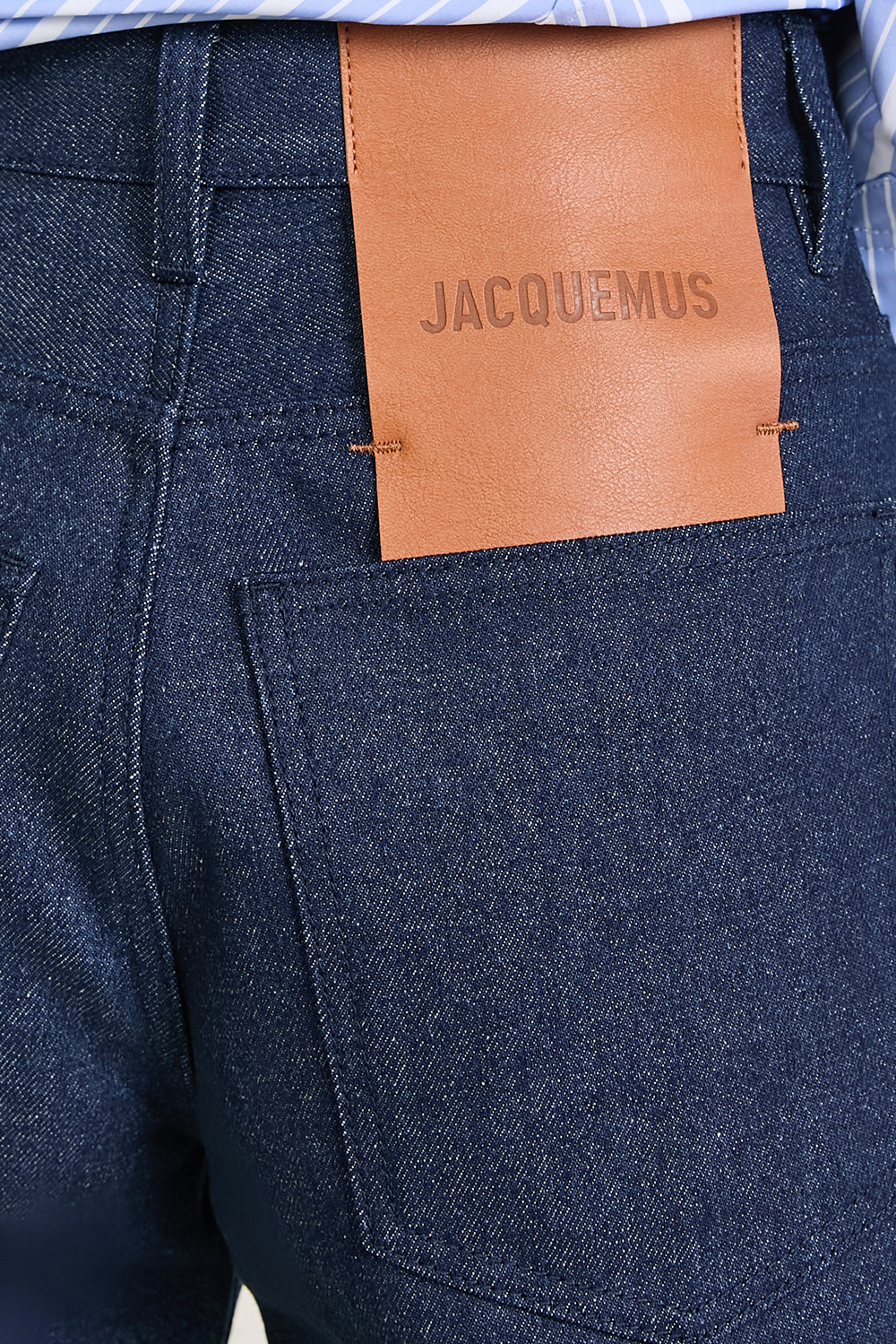 תמונת תקריב דוגמן של מכנסי ג'ינס אוברסייז JACQUEMUS