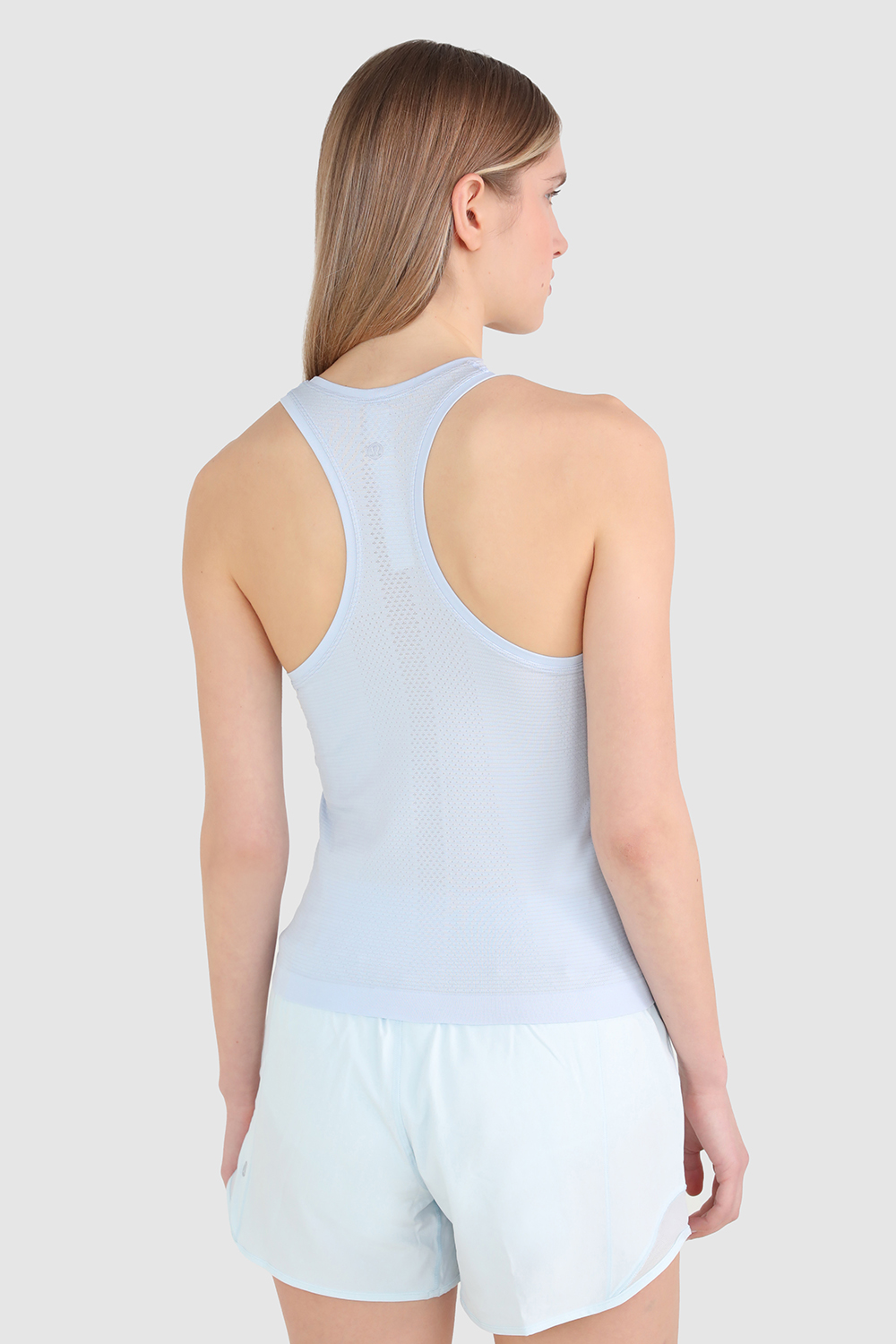 תמונת דוגמן אחורית של Swiftly Tech Racerback Tank Top 2.0
