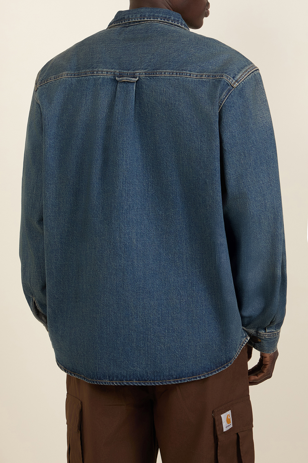 תמונת תקריב דוגמן של חולצת ז'קט ג'ינס CARHARTT WIP