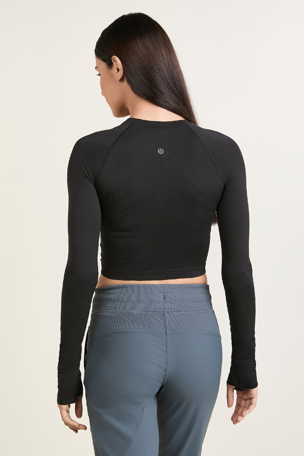 תמונת דוגמן אחורית של Swiftly Tech Cropped Long-Sleeve Shirt 2.0 LULULEMON