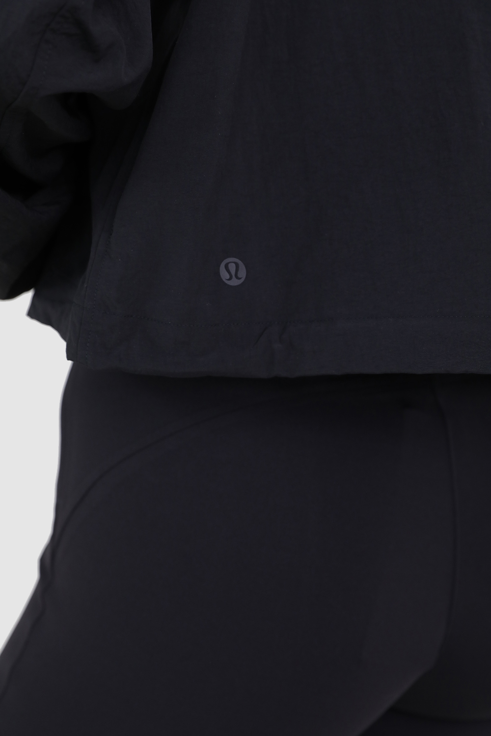 תמונת תקריב דוגמן של Cropped Trench Jacket