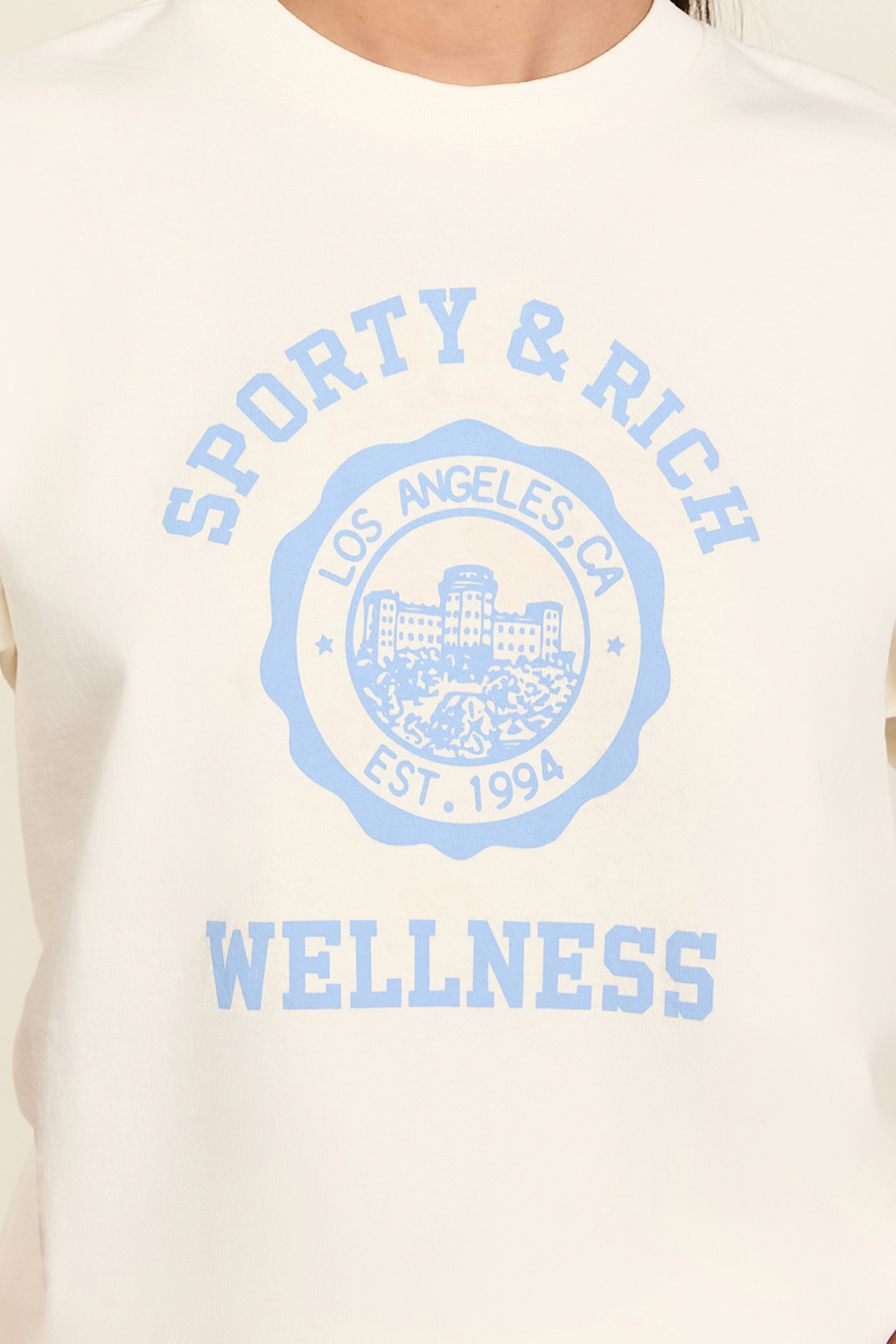 תמונת תקריב דוגמן של חולצת טי SPORTY & RICH