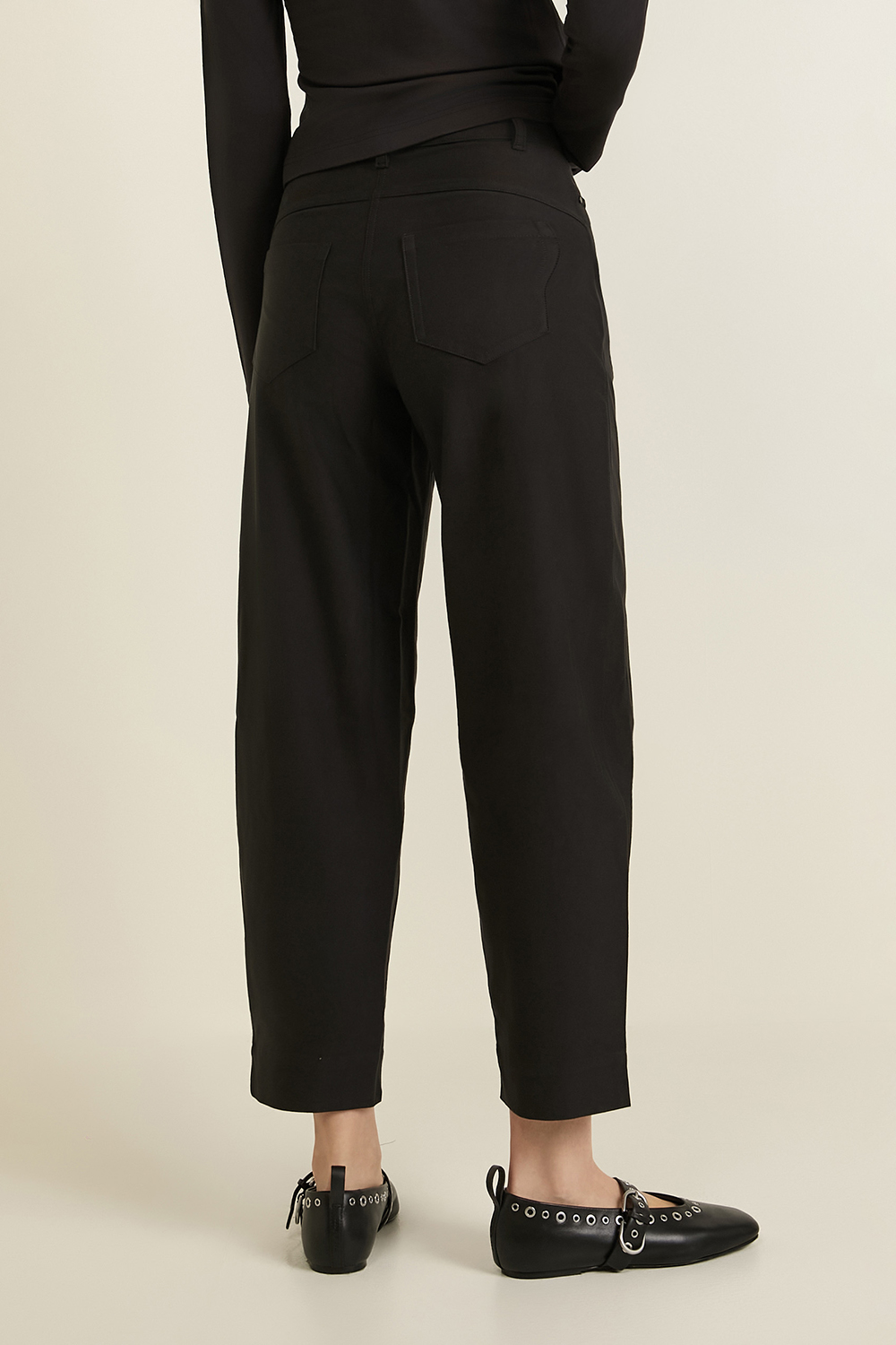 תמונת דוגמן אחורית של City Sleek Barrel-Leg Pant Lt Utilitech™