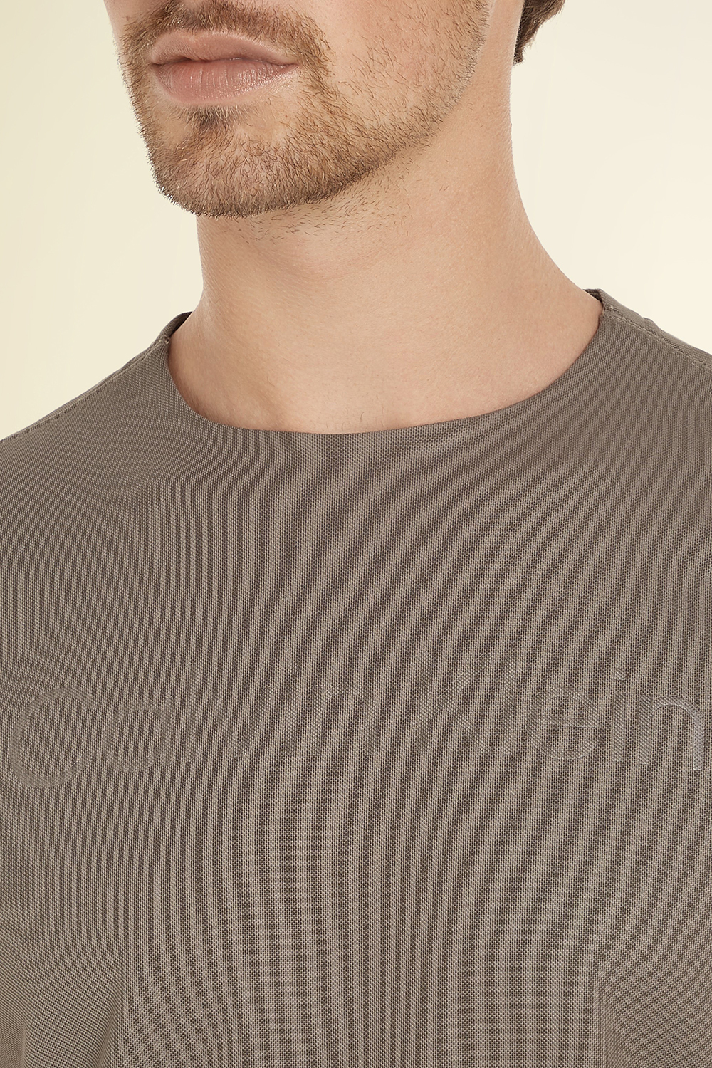 תמונת תקריב דוגמן של חולצת טי CALVIN KLEIN