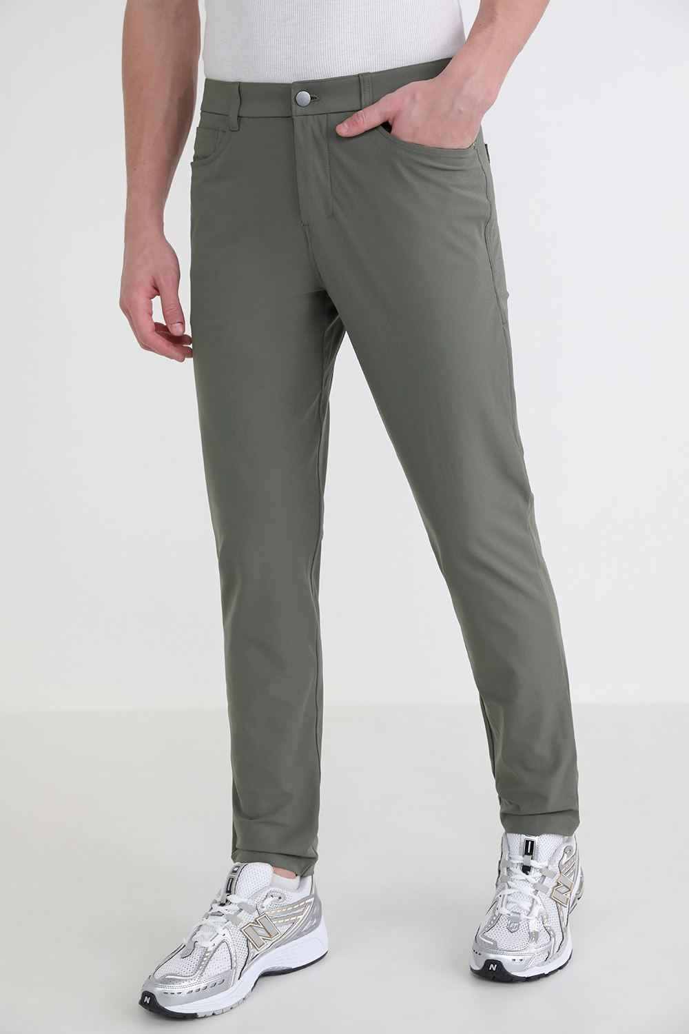 תמונת דוגמן קידמית של ABC Slim-Fit 5 Pocket Pant 32" Warpstreme