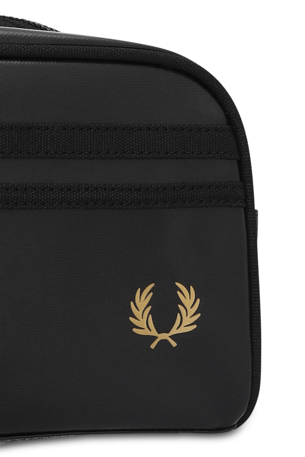 תמונת תקריב של תיק נסיעה FRED PERRY