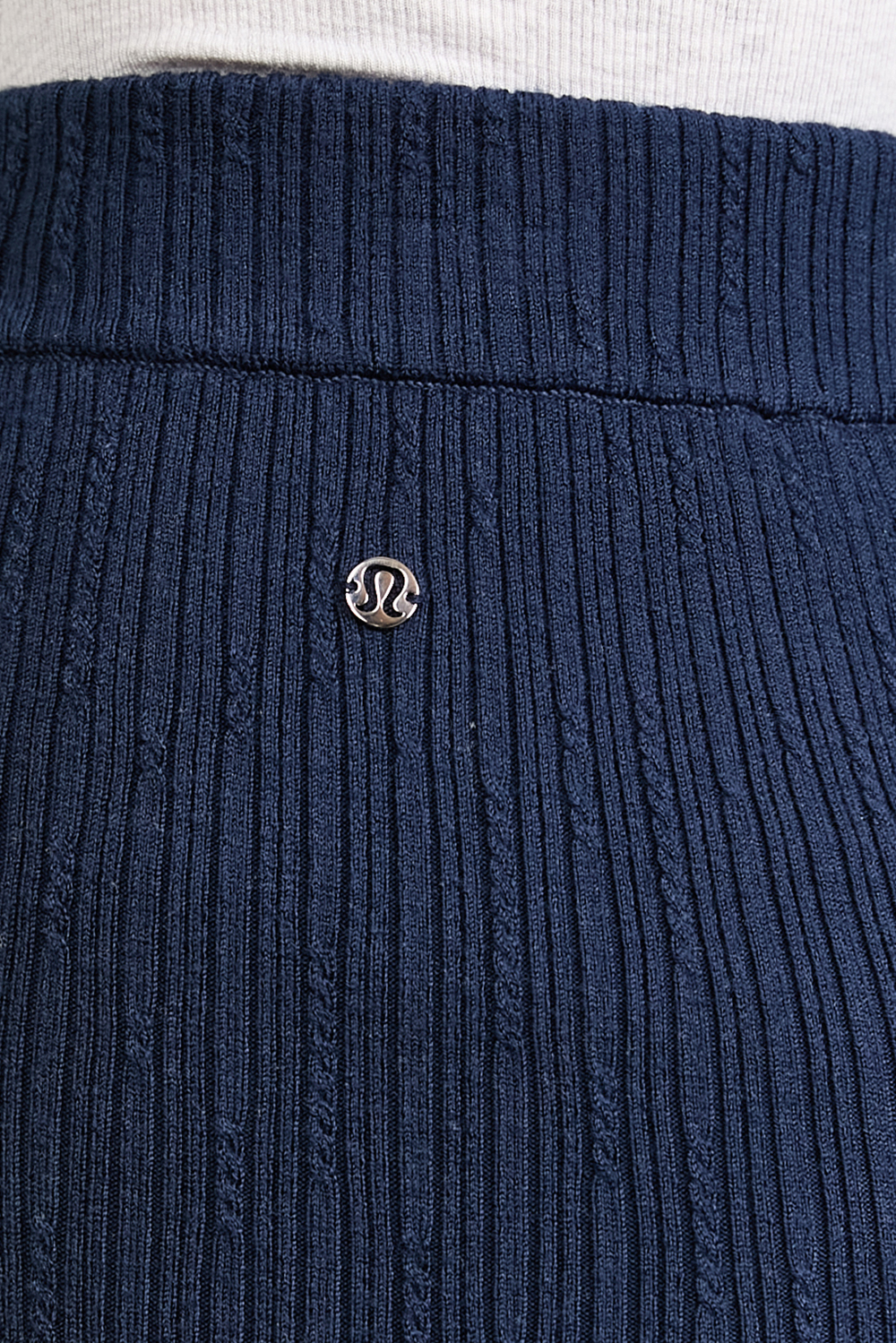 תמונת תקריב דוגמן של Ribbed Merino Wool-Blend Pant