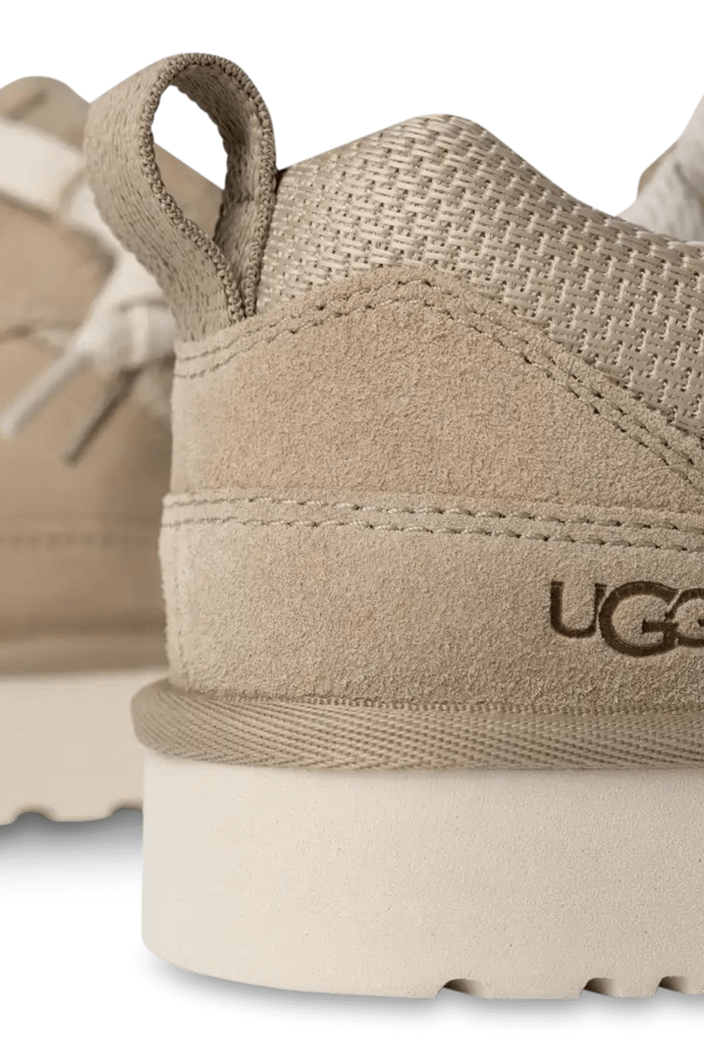 תמונת תקריב של נעלי סניקרס לואמל UGG