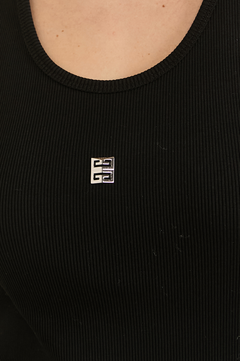תמונת תקריב דוגמן של גופיית ריב GIVENCHY