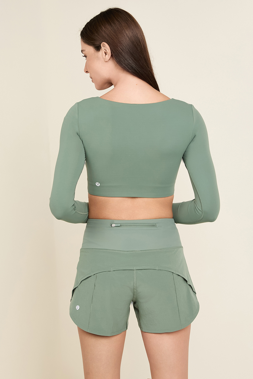 תמונת דוגמן אחורית של Everlux V-Neck Long-Sleeve Bra Top, A/B Cup LULULEMON