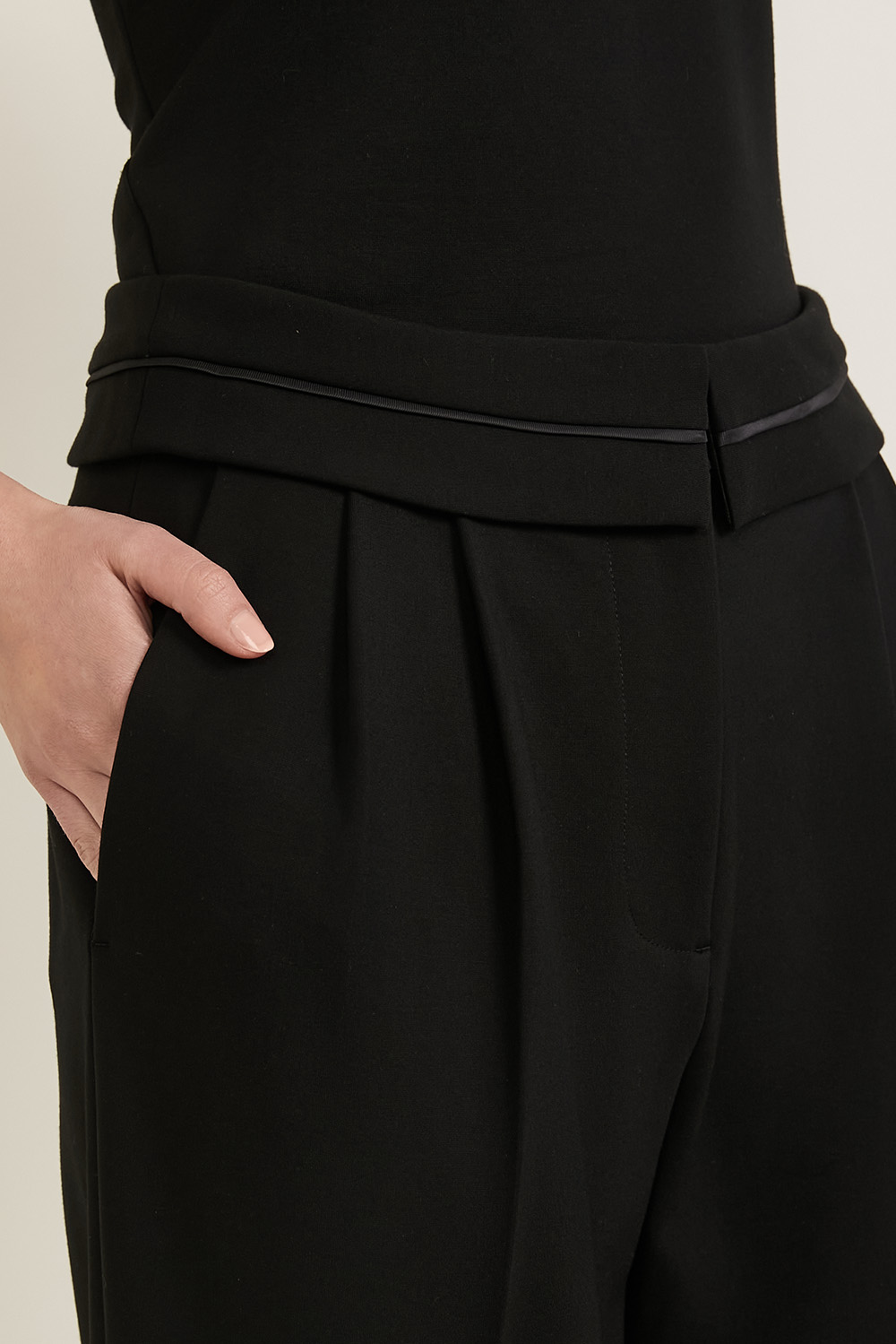 תמונת תקריב דוגמן של מכנסיים מחויטים RAG & BONE