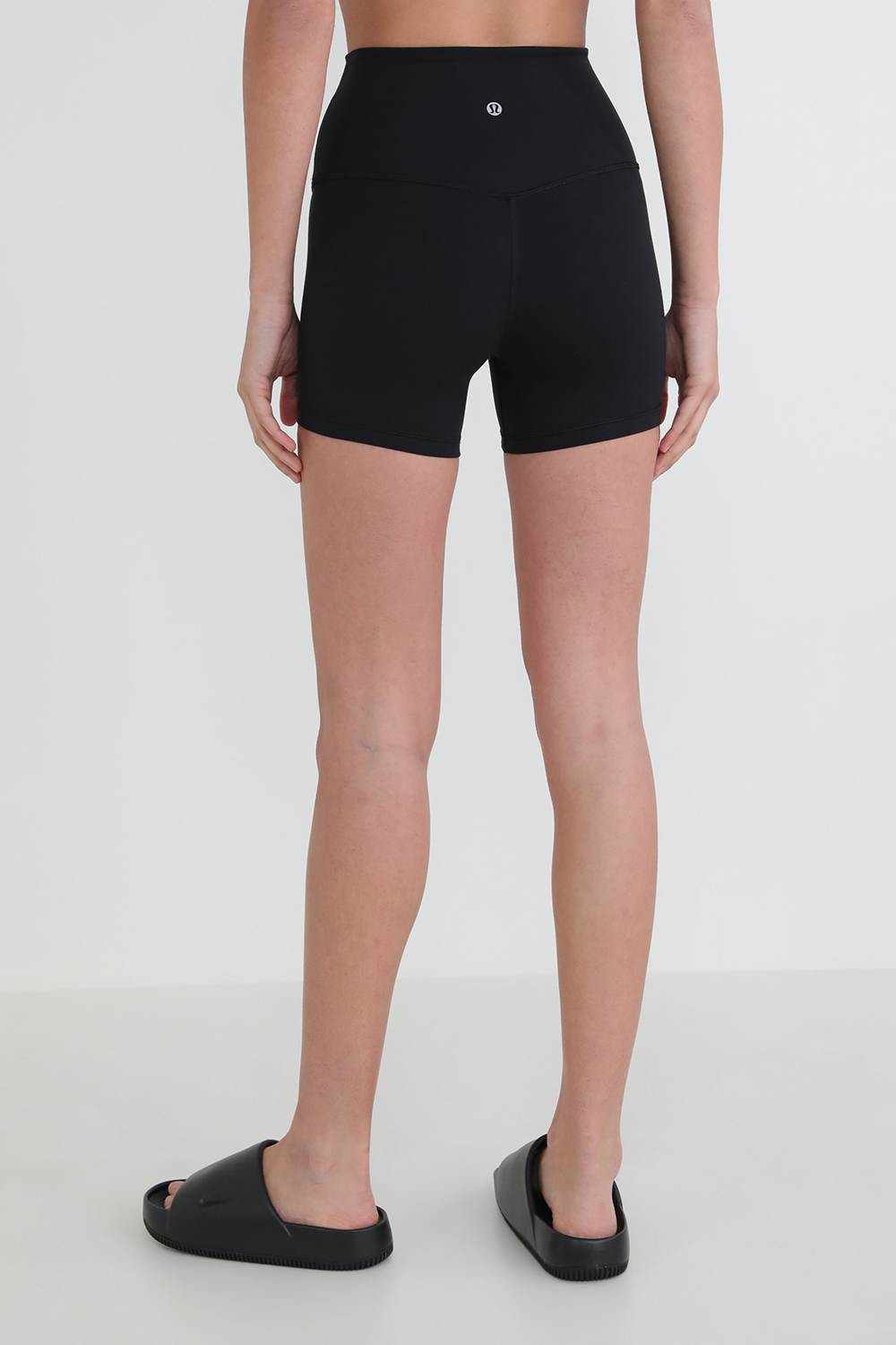 תמונת דוגמן אחורית של Align™ High-Rise Short 4