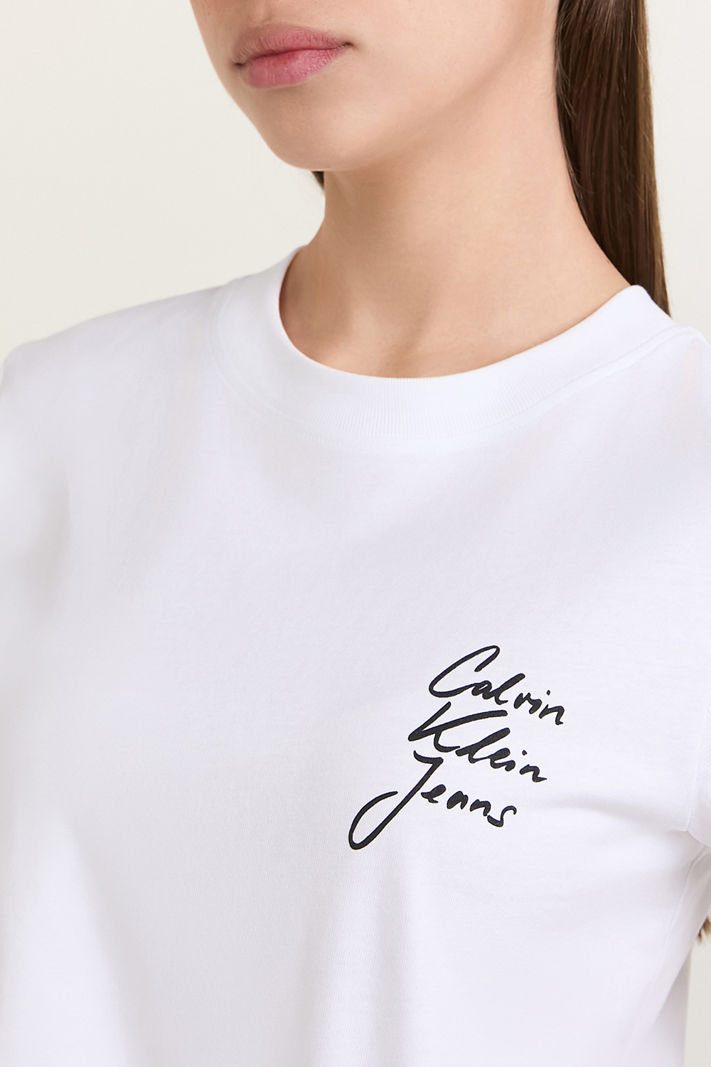 תמונת תקריב דוגמן של חולצת טי סלים פיט CALVIN KLEIN