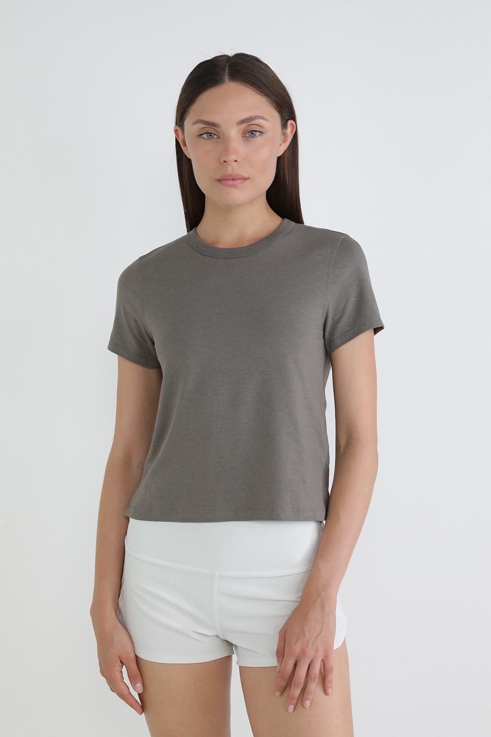 תמונת דוגמן קידמית של Classic-Fit Cotton-Blend Tee