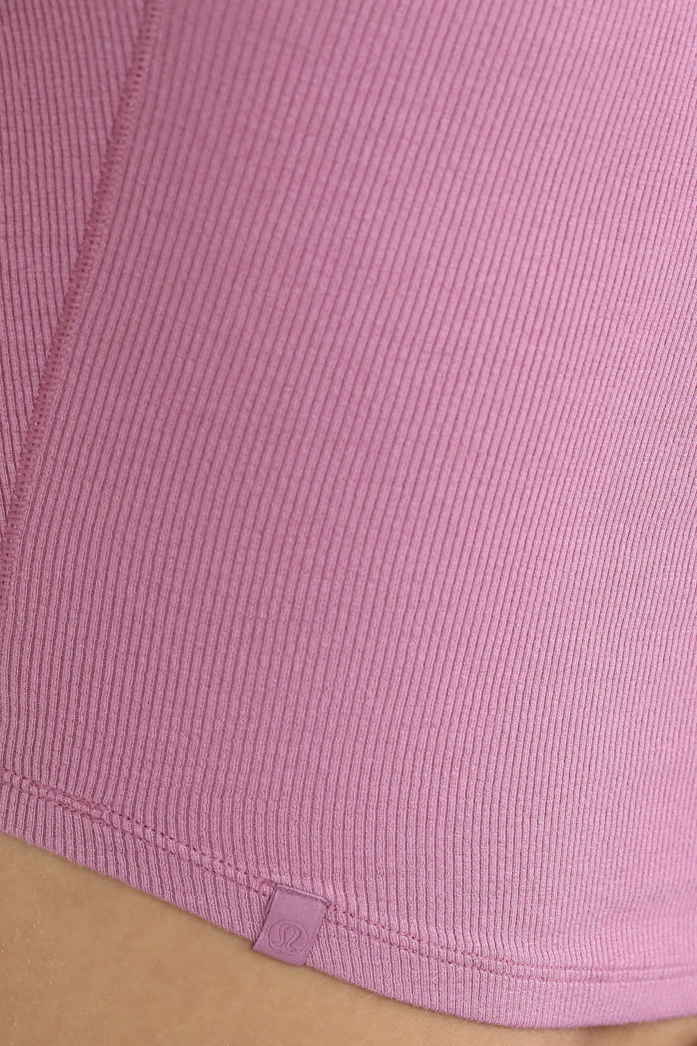 תמונת תקריב דוגמן של Hold Tight Cropped T-Shirt