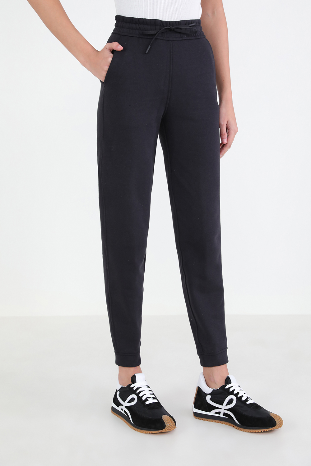 תמונת דוגמן קידמית של Loungeful High-Rise Jogger LULULEMON