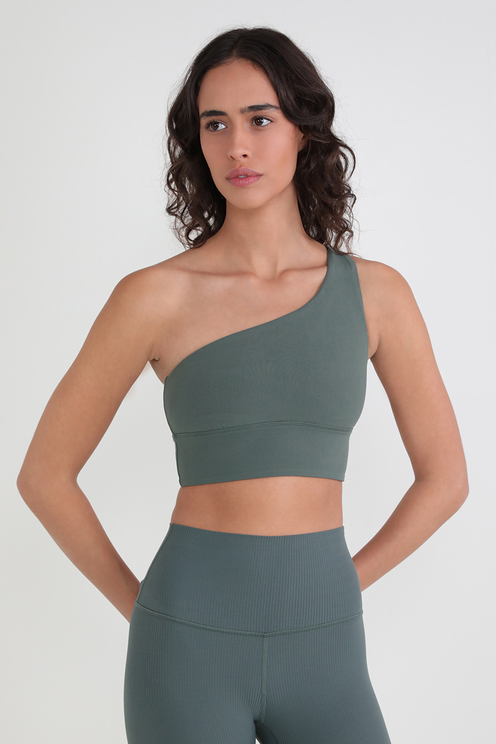 תמונת דוגמן קידמית של Align™ Asymmetrical Bra, A/B Cup