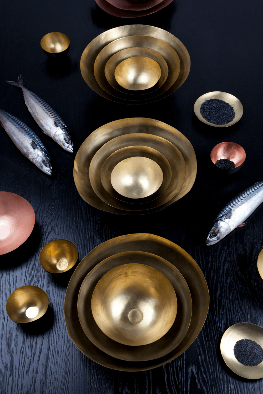 תמונת תקריב של סט חמש קערות קטנות מפליז TOM DIXON