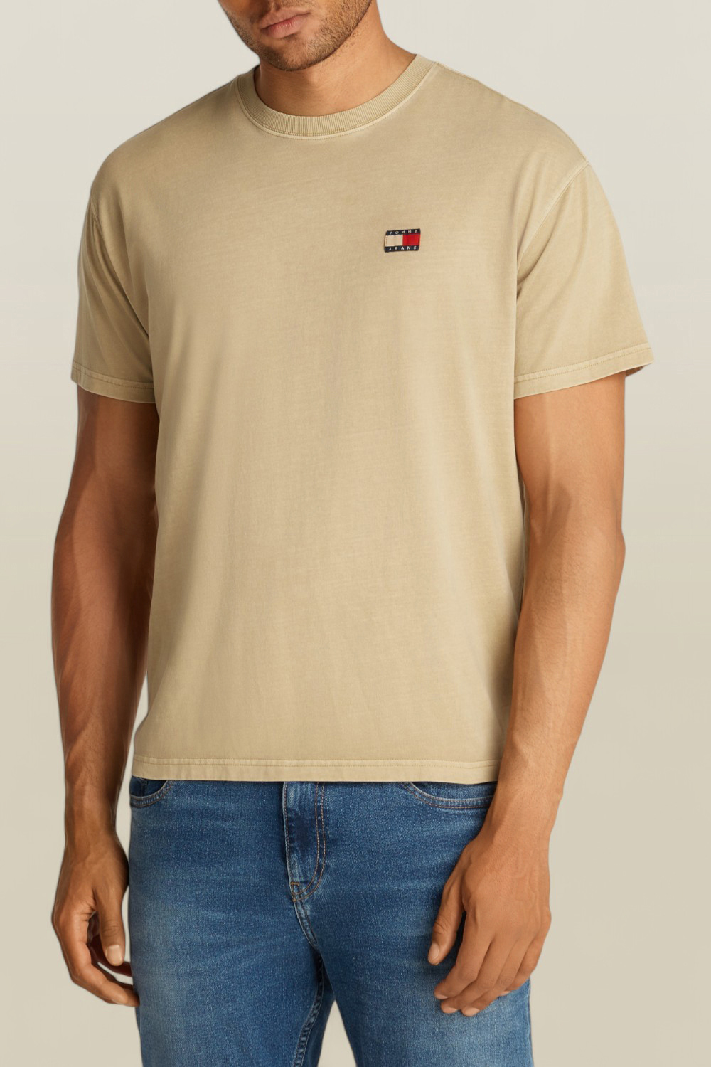תמונת דוגמן קידמית של חולצת טי TOMMY HILFIGER