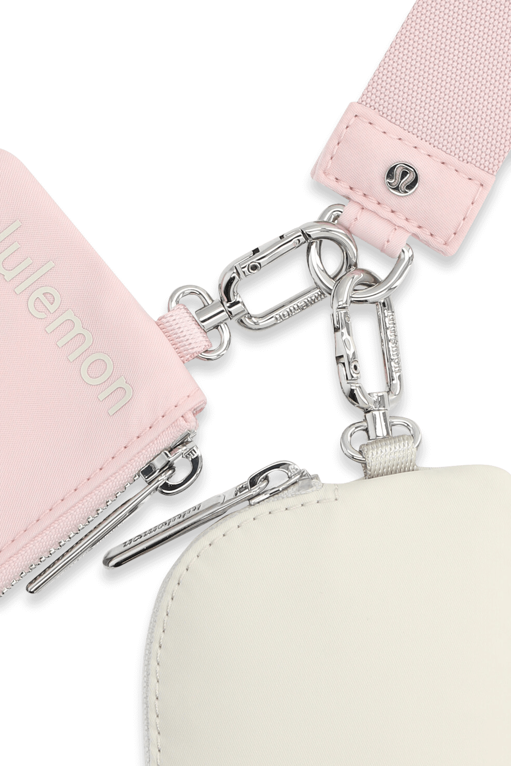 תמונת תקריב של Dual Pouch Wristlet LULULEMON