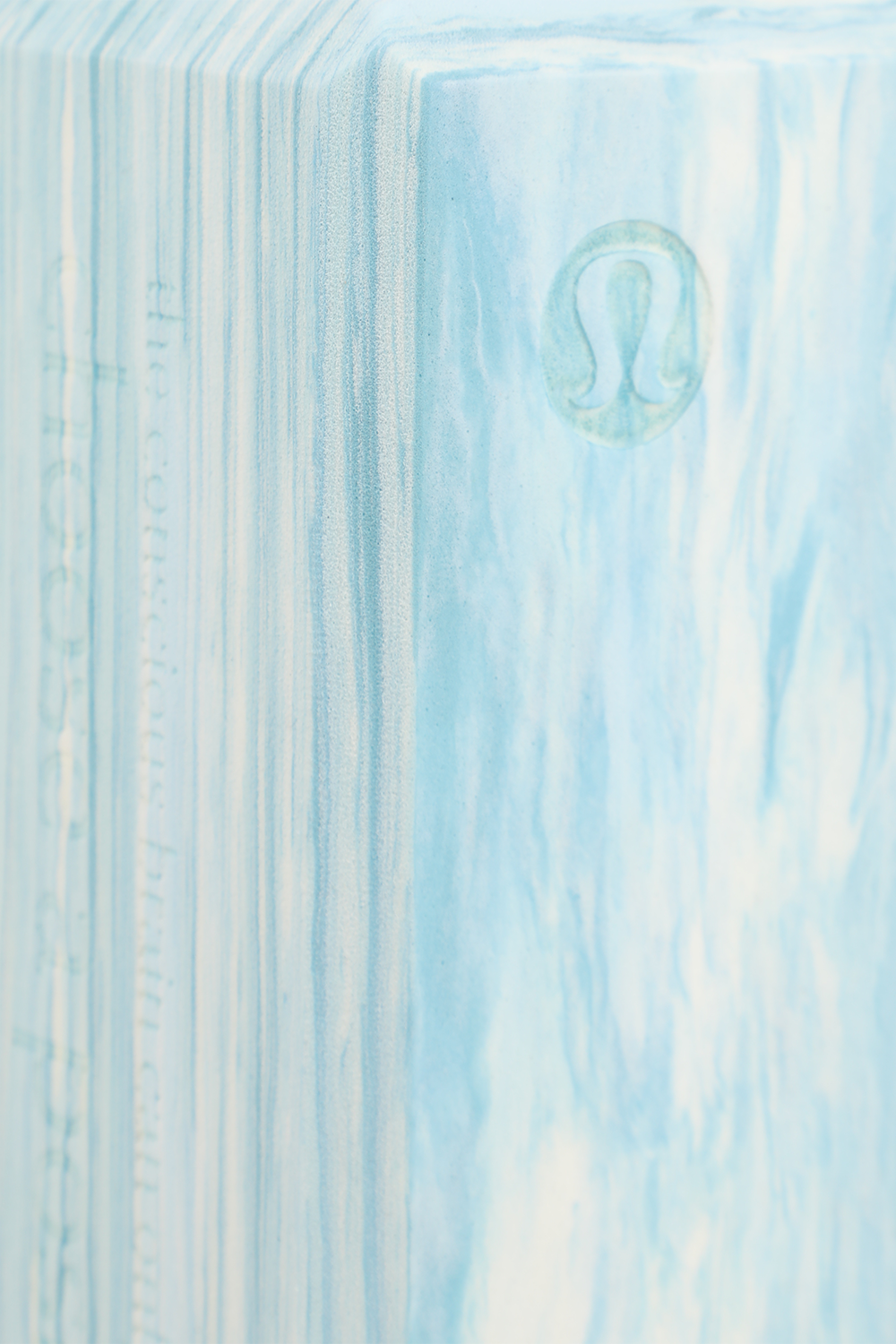 תמונת תקריב של Lift and Lengthen Yoga Block LULULEMON