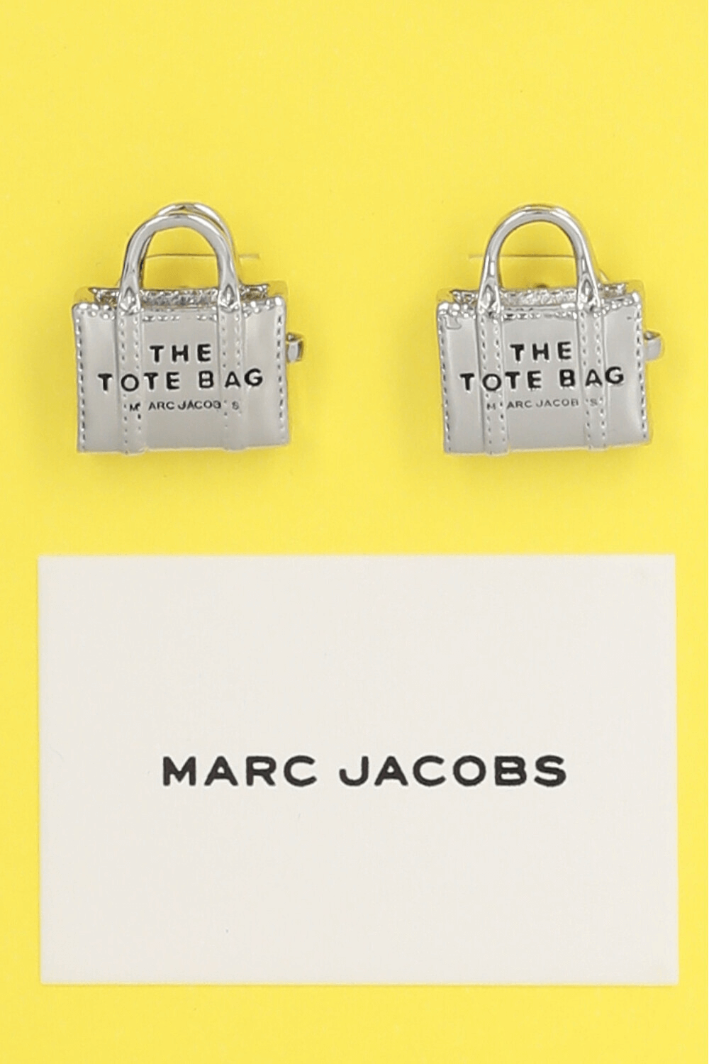 תמונת תקריב של עגילי טוט MARC JACOBS