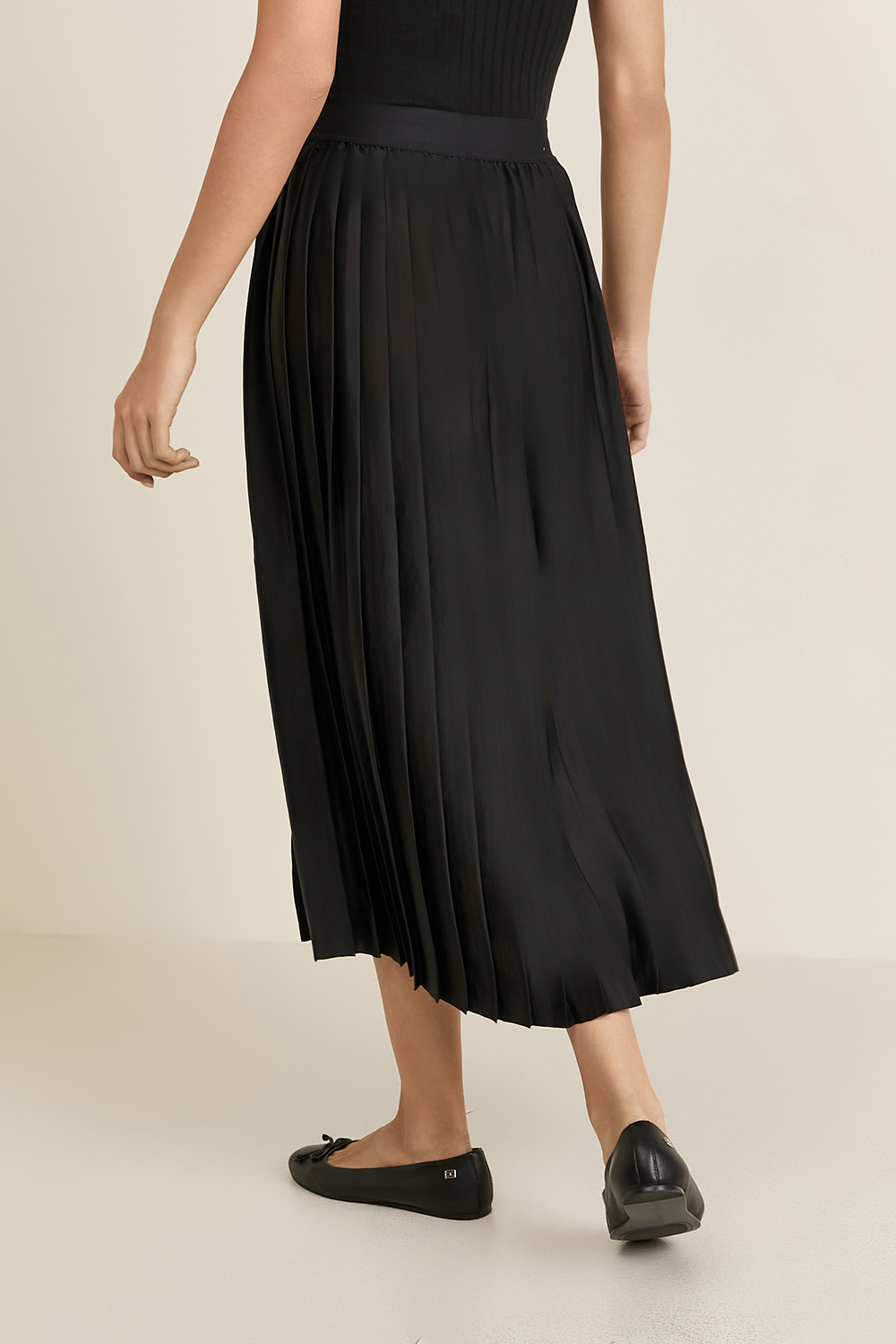 תמונת דוגמן אחורית של Satin Pleated Midi Skirt LULULEMON
