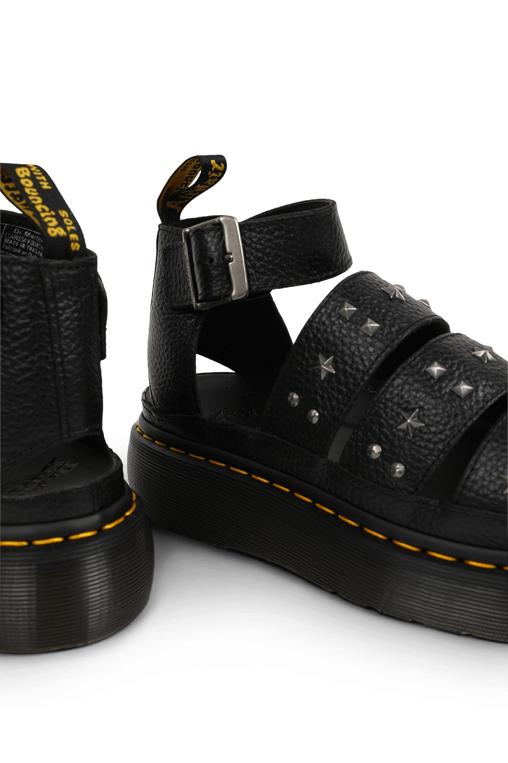תמונת תקריב של סנדלי קלריסה מעור עם רצועות DR.MARTENS
