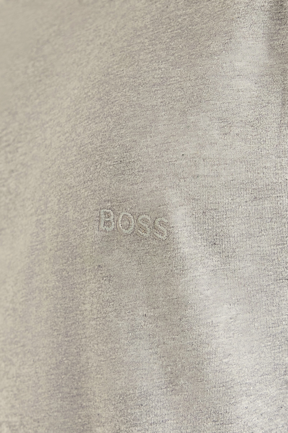 תמונת תקריב דוגמן של מארז שלוש חולצות טי BOSS