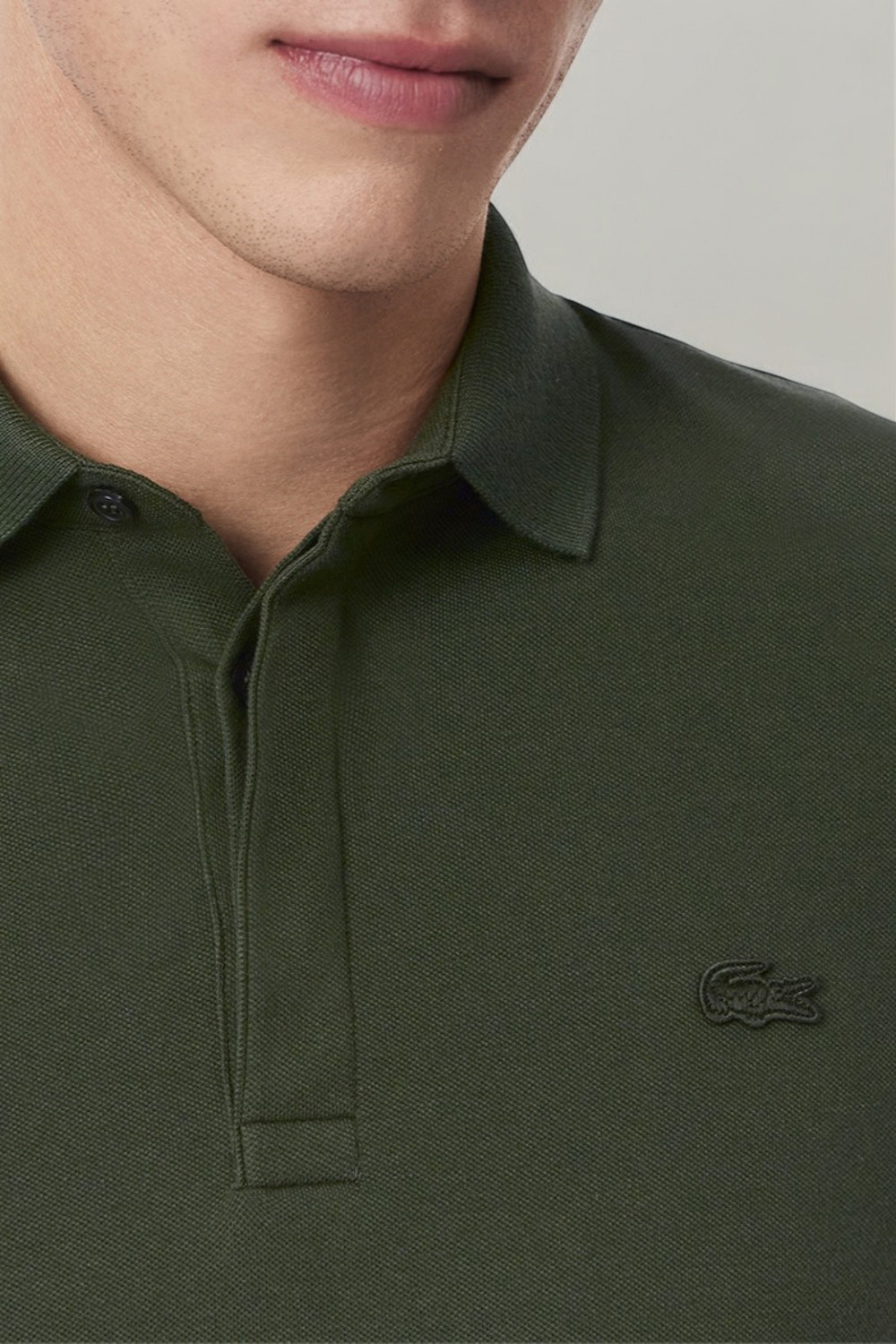 תמונת תקריב דוגמן של חולצת פולו פריז LACOSTE