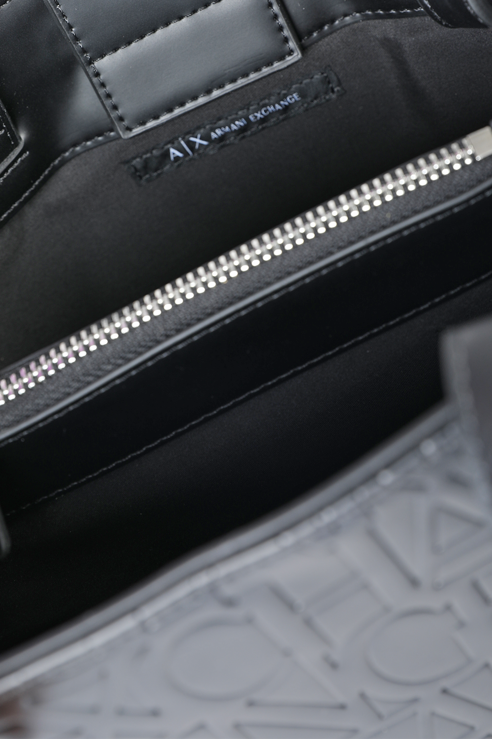 תמונת פנים של תיק נשיאה לוגומאני שחור ARMANI EXCHANGE