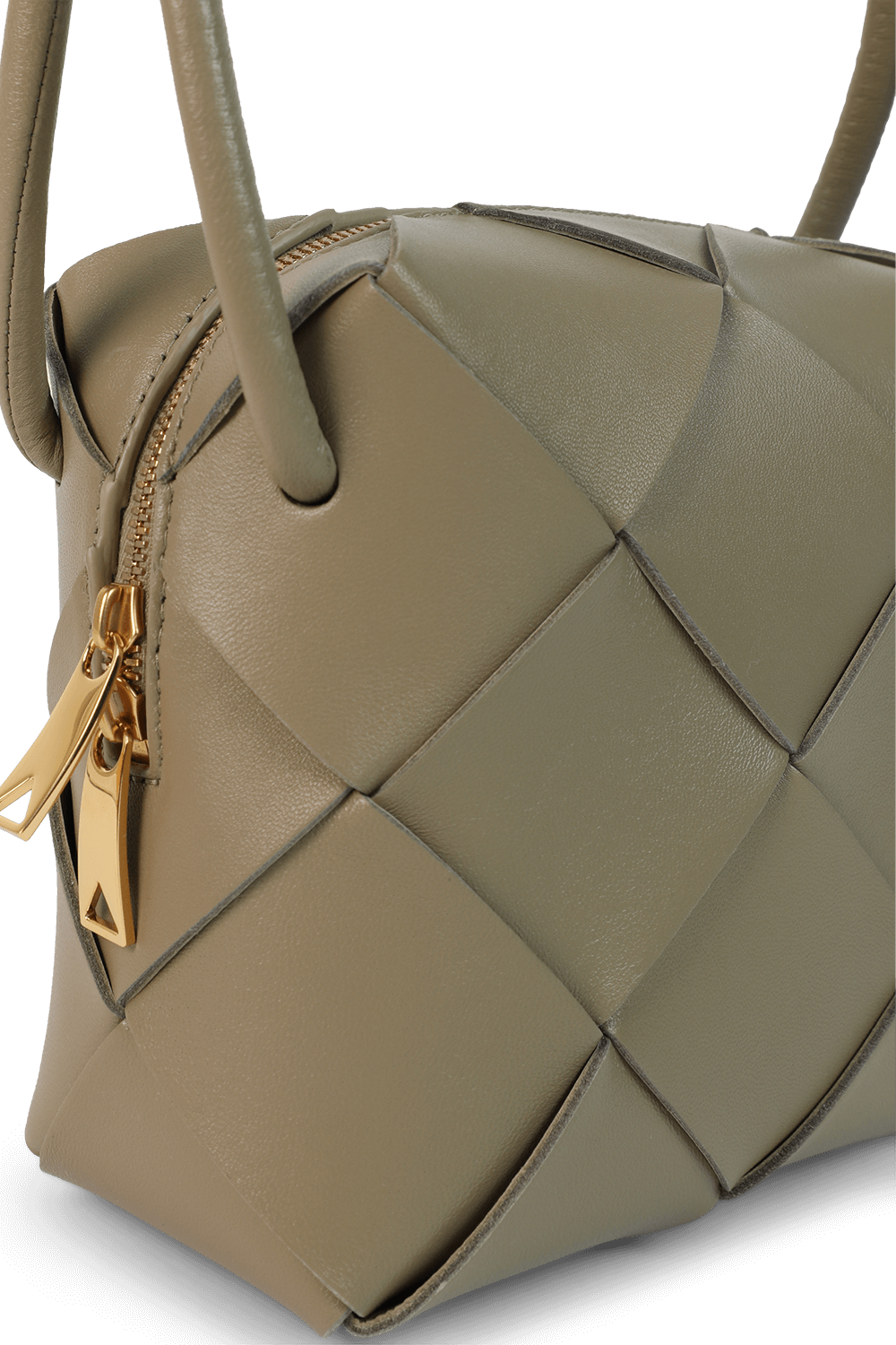 תמונת תקריב של תיק מיני קאמרה שתי וערב מעור BOTTEGA VENETA