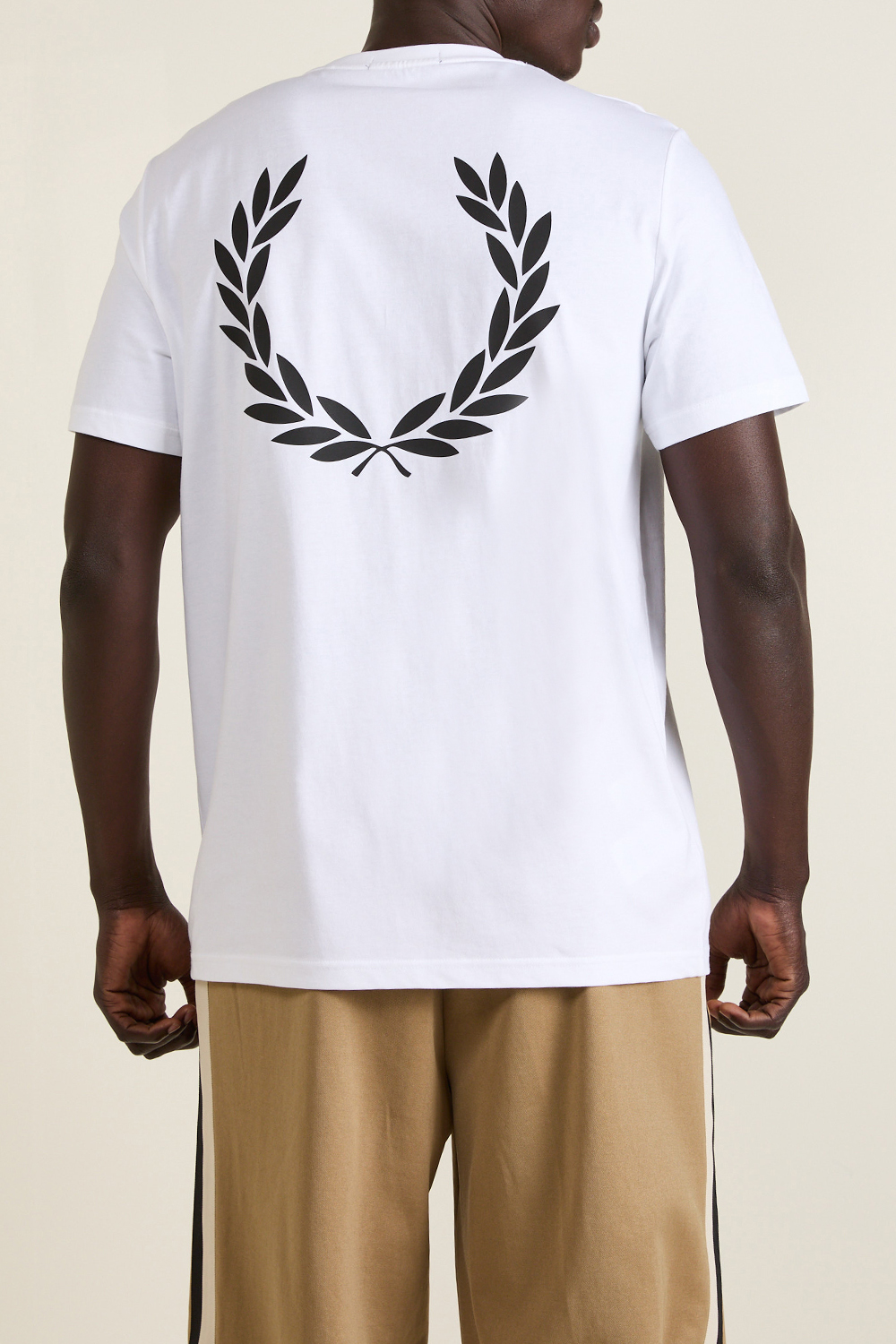 תמונת דוגמן אחורית של חולצת טי FRED PERRY