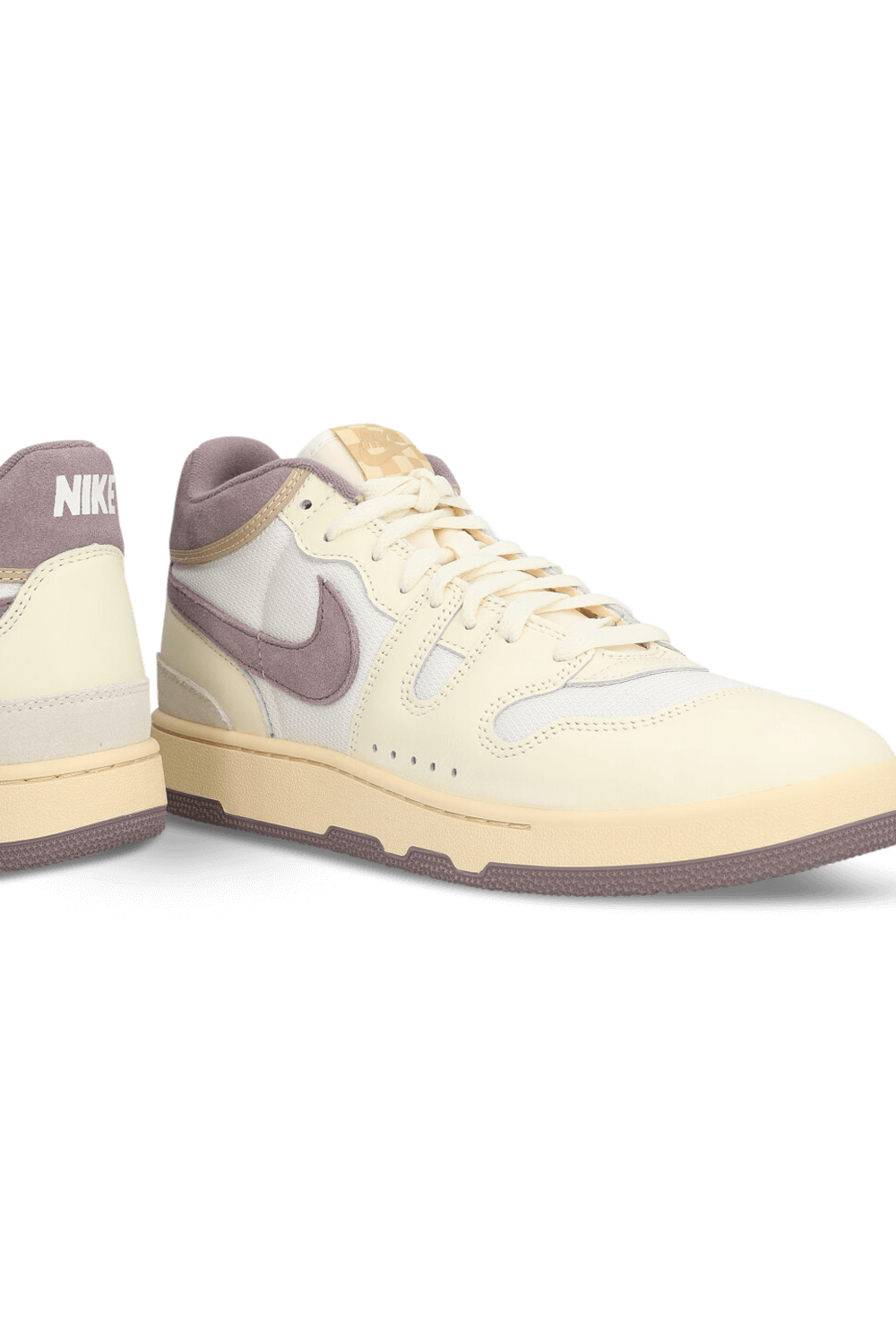 תמונת תקריב של נעלי סניקרס נייקי אטאק NIKE