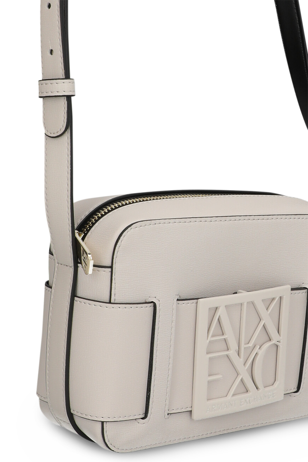 תמונת תקריב של תיק קאמרה ARMANI EXCHANGE