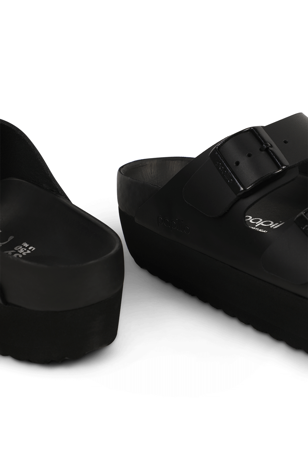 תמונת תקריב של סנדלי אריזונה גבוהים בשחור BIRKENSTOCK