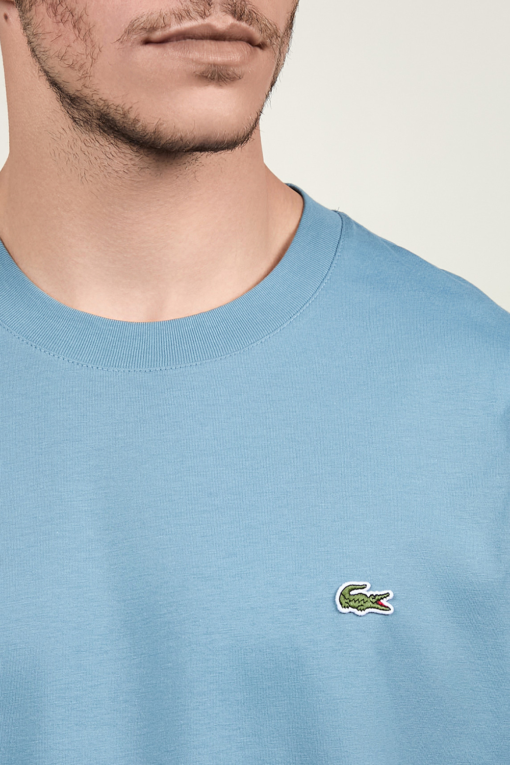 תמונת תקריב דוגמן של חולצת טי LACOSTE