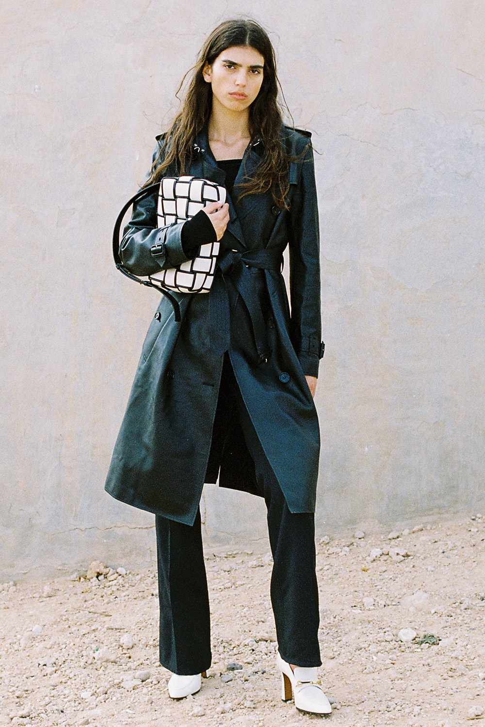 תמונת אווירה של תיק כתף שתי וערב מקנבס BOTTEGA VENETA
