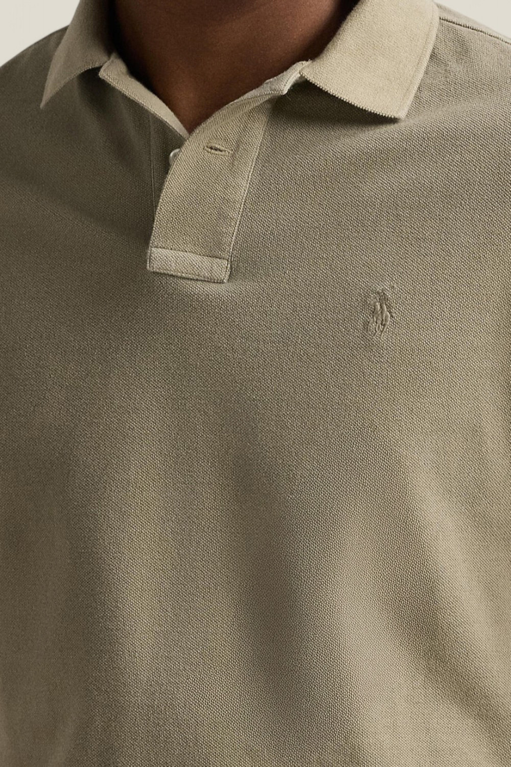 תמונת תקריב דוגמן של חולצת פולו סלים פיט POLO RALPH LAUREN